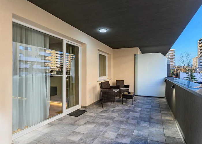 B-Holiday Luxury s Urban Plaza